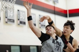 队记：开拓者并没有幻想短期内夺冠 所以应该有时间培养年轻球员