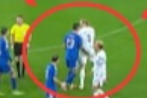 魔人屁股摸不得！哈兰德被曼奇尼摸屁股后怒骂，多纳鲁马劝架