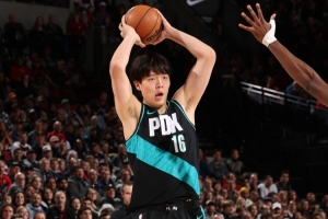 9分5板3助！鲁媒：无论外界怎样评价 杨瀚森一直保持着进步与信心