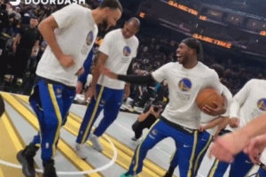 回主场真开心！勇士众将赛前围圈 库里在中央热舞引得众人大笑