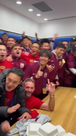 不泼香槟泼饮料！海港更衣室赛后狂欢，主帅穆斯卡特紧握奖杯