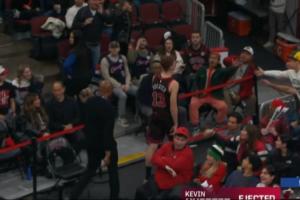 尴尬了！许尔特不满判罚将球随手一拍 结果砸到女裁判 被1T驱逐！