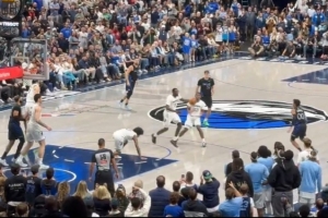 克莱最后没接稳球 在还剩16秒的情况下绝平不中 弗拉格小摊手不解