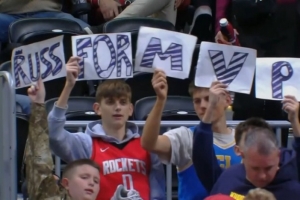末节7中6爆砍15分！身穿火箭威少球衣的球迷举牌子：威少是MVP