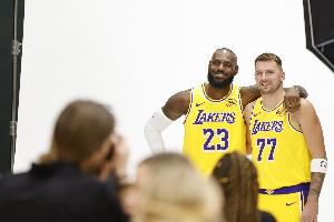 徐静雨：詹姆斯老狮王让人钦佩 东契奇不愧是狮王精神的传人