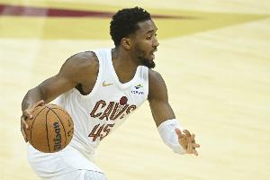 还得是米球王！骑士被追到差1分 米切尔连续两记2+1稳住局势