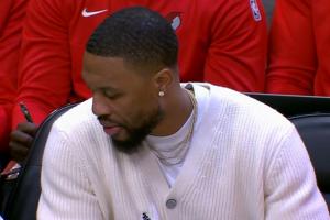 雄鹿主场播放视频致敬 利拉德指天捶胸示意 身后的小杨有点懵