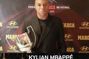 上赛季34轮31球3助！姆巴佩领取马卡报所设西甲金靴“皮奇奇”奖