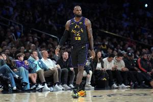 徐静雨：詹姆斯不会愿意接受自己真正打不动 这赛季就是最后一舞