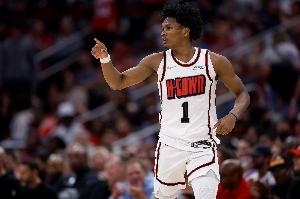 冲击力十足！阿门持球强攻 欧洲步抛投再中一球