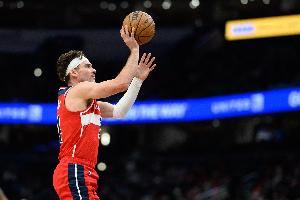 次节机会不多！基斯珀特半场三分6中4轰17分2板2断 首节砍16分