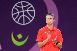 最后要篮板时周琦&曾凡博一直在场下 防守回合一直是李祥波在场上