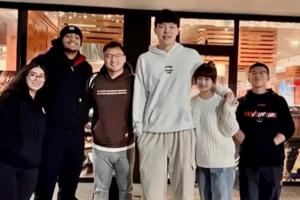 首次正式同框？杨瀚森携女友与凯尔登赛后合影！