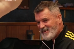 基恩曾因记者手机响发火，如今录节目自己手机响，反手把手机丢掉