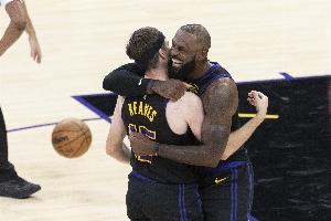 里夫斯：詹姆斯是最伟大传球手之一 他球商超高&知道对手每个战术