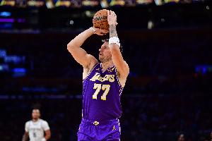 东契奇：小里帮我很多&能和他做队友很棒 记者：这是你第一次夸他