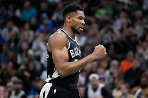 翻江倒海！字母哥空接暴扣 随后补篮再打进加罚