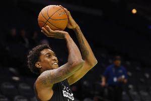 毕业了！麦克丹尼尔斯拼抢时被吹犯规 个人累计6犯离场