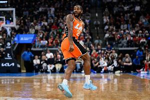 小卡复出4场场均27分4.8板2助攻 命中率52/48/100% 但一场没赢