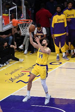 这球应该2+1！克莱伯虚晃后突破被犯规 面对空篮脱手了