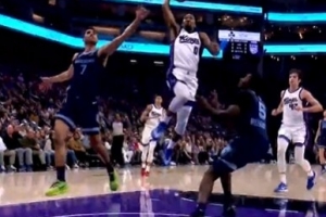 平地起惊雷！蒙克反击一马当先 起飞滑翔单臂炸裂劈扣