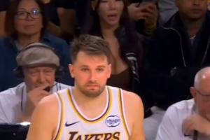 被凶了！换错人被助教及时提醒 东契奇：换谁？文森特吗？我的错