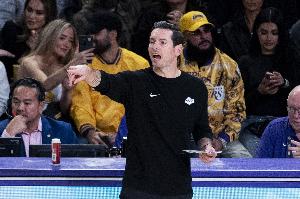 真稳！湖人本赛季上半场领先的比赛 战绩10胜0负