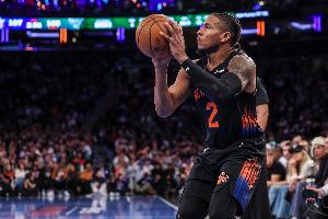 开场连中四记三分！麦克布莱德上半场9中5砍下14分4篮板