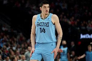 遇神杀神！埃迪篮下接球 起飞暴扣率队扩大优势