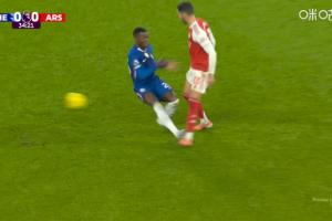 这下有点狠！凯塞多蹬踏梅里诺脚腕，VAR介入后改判直红