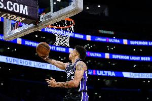 奋力反击！克利福德压哨三分命中 国王打出9-0反超比分