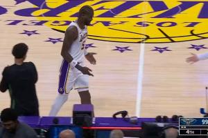 今日已砍22分12板4帽！艾顿膝盖不太舒服 一瘸一拐地走下场