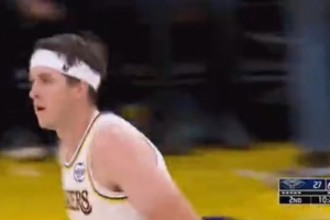 又强又幸运！里夫斯命中超远三分 之后借掩护强投三分弹进