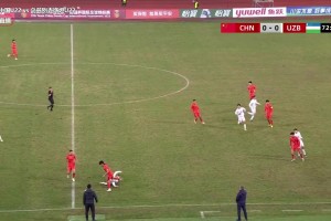 失去理智！汪士钦拉倒对手后又上手推，替补上场被直红罚下