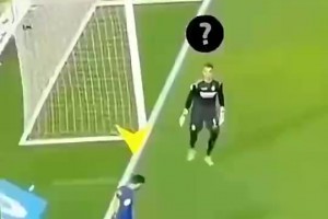 这也能进？当年梅西这脚零度角挑射，把对方门将都看懵了！