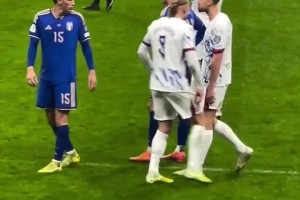 你再摸一下试试！哈兰德被揪小辫子后怒指对手