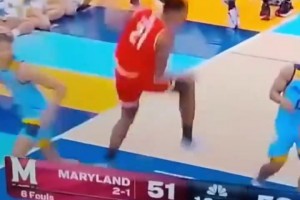 太吓人了！NCAA惊现一球员扣完篮之后落地直接劈叉，扯到蛋了