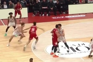 别管这球算不算 你就说这个勾手牛不牛！