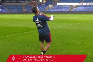 简直就像踢毽子！蒂亚戈、贝尔纳特、罗德里当年的超远长传练习！