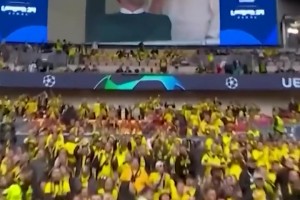 差别明显！名场面：多特球迷看到克洛普和穆里尼奥不同的反应！