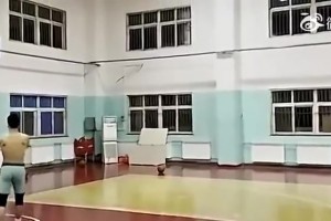 相当励志！当年腿部骨折，王睿泽单腿坚持练习三分球投射