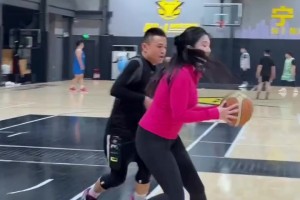 身材越来越棒了！野球场肘姐：天气降温了 可我依旧火热