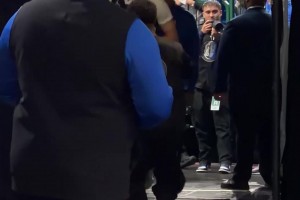 达拉斯两位新状元！弗拉格赛后走入球员通道，佩奇紧随其后