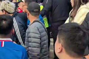 拖都拖不走！海港球迷被大连安保人员压倒在地