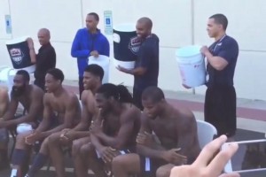 总有你没看过的视角！名场面：库里哈登等美国队员接受冰桶挑战！