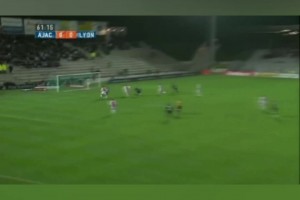 简直无解！小儒尼尼奥中圈附近任意球直接轰进！