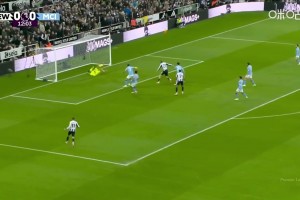 沃尔特马德头球被多纳鲁马快速下地扑出！苏东：不愧是世一门！