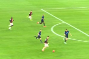 一个反击就被打穿！实拍国米丢球：现场蓝黑球迷颇为无奈