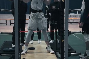 休赛期真的有练！王哲林体测轻松完成100KG深蹲测试