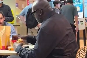 网友此前在澳门麦当劳偶遇奥尼尔：吃汉堡跟吃月饼一样